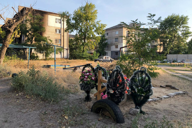 В ЛНР извлекли останки десяти мирных жителей из массового захоронения