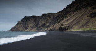 Чёрный пляж Гавайев: таинственная красота вулканического побережья