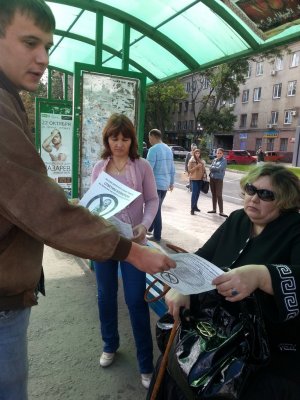 Зубастые матрешки вместе с валенками на улицах Луганска